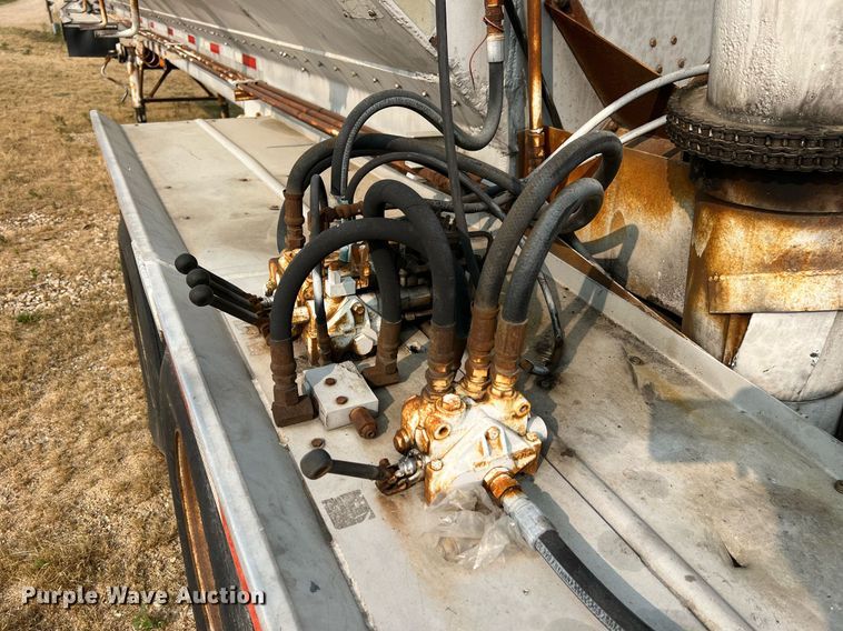 image for item II9154 1993 Warren  feed delivery trailer