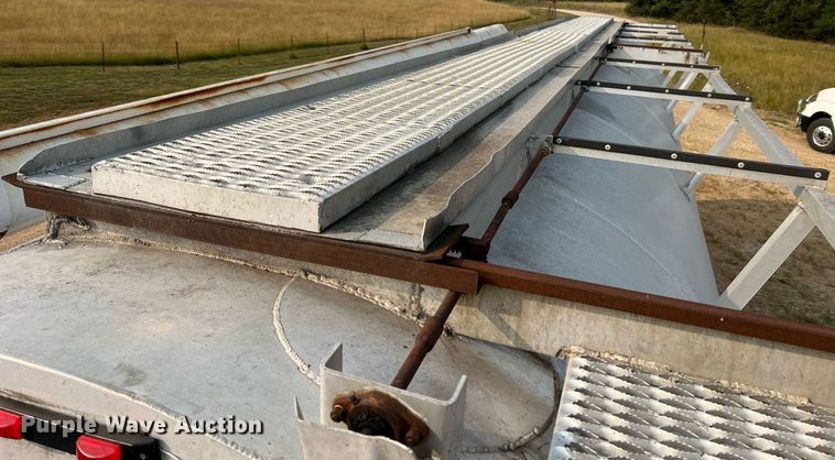 image for item II9154 1993 Warren  feed delivery trailer