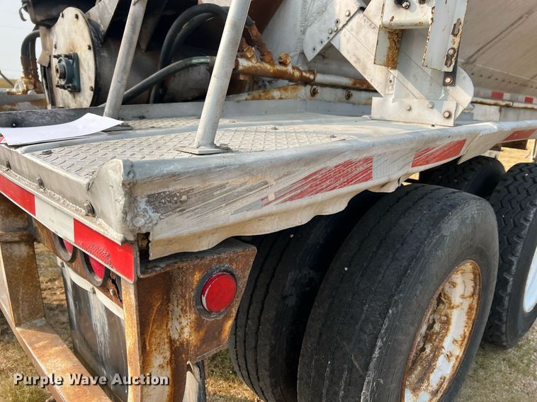 image for item II9154 1993 Warren  feed delivery trailer