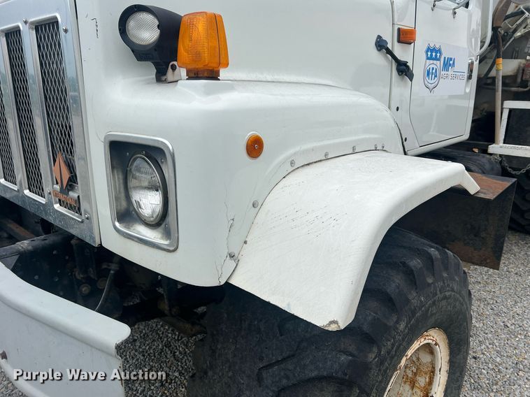 image for item II9177 1990 International 2554  applicator truck