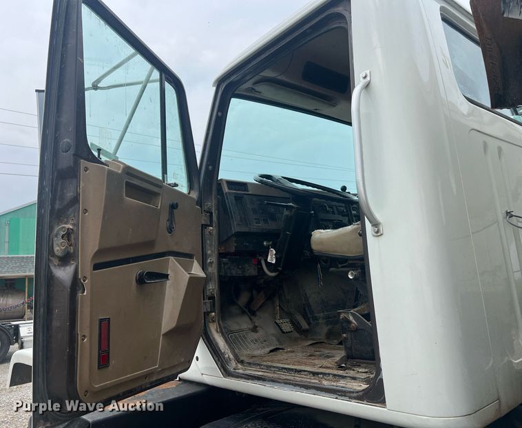 image for item II9177 1990 International 2554  applicator truck