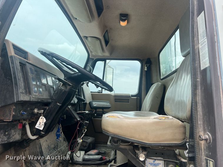 image for item II9177 1990 International 2554  applicator truck