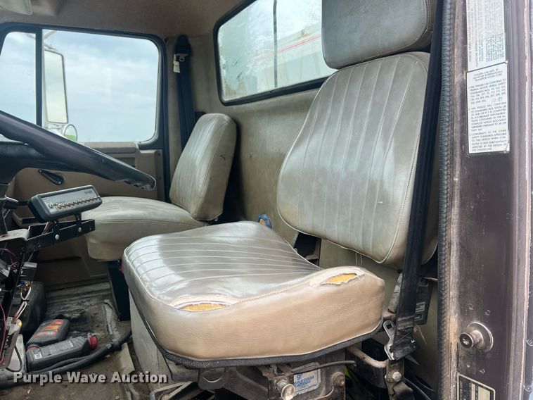 image for item II9177 1990 International 2554  applicator truck