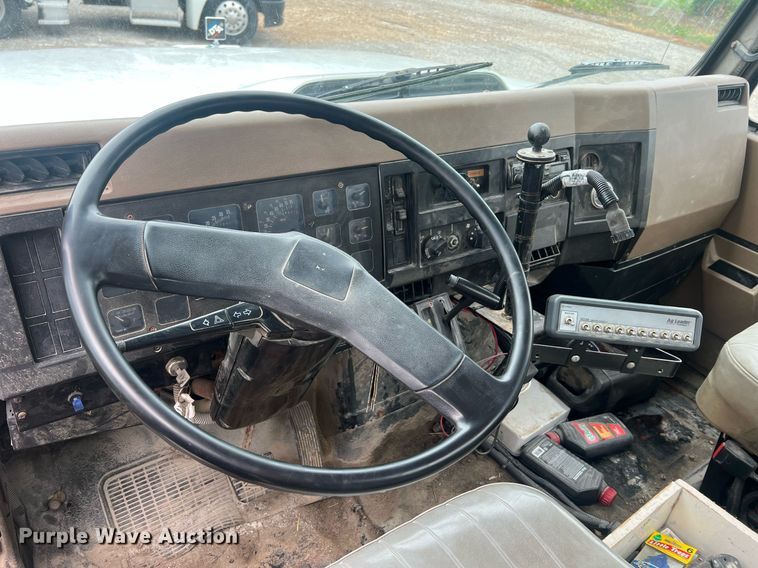 image for item II9177 1990 International 2554  applicator truck