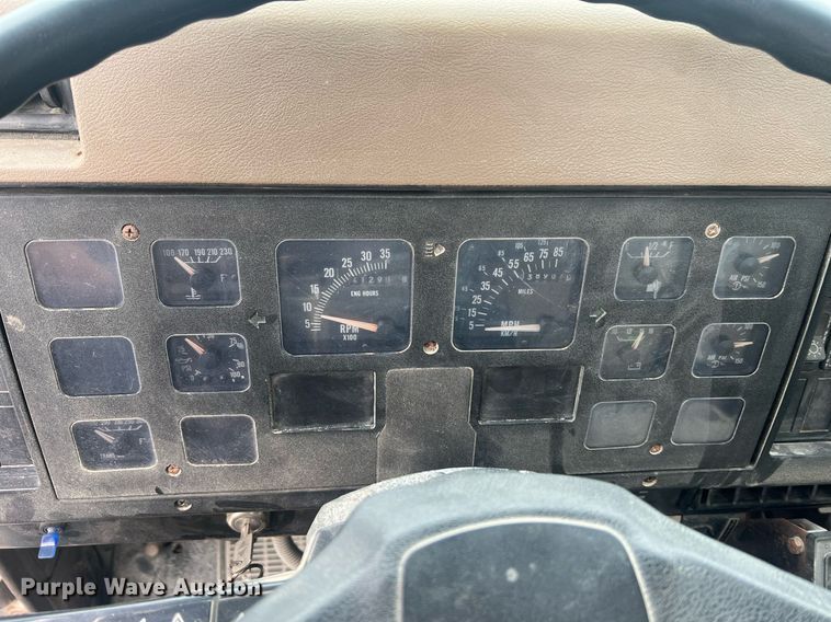 image for item II9177 1990 International 2554  applicator truck