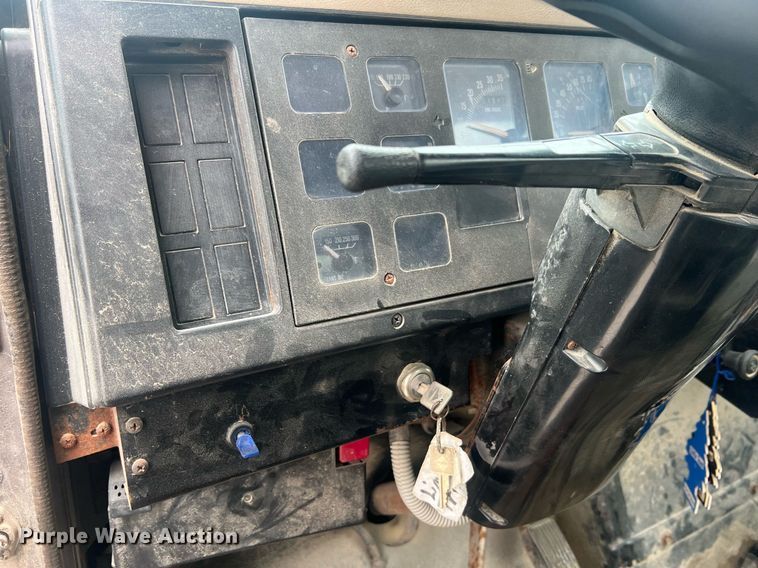 image for item II9177 1990 International 2554  applicator truck