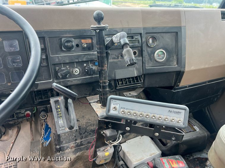 image for item II9177 1990 International 2554  applicator truck