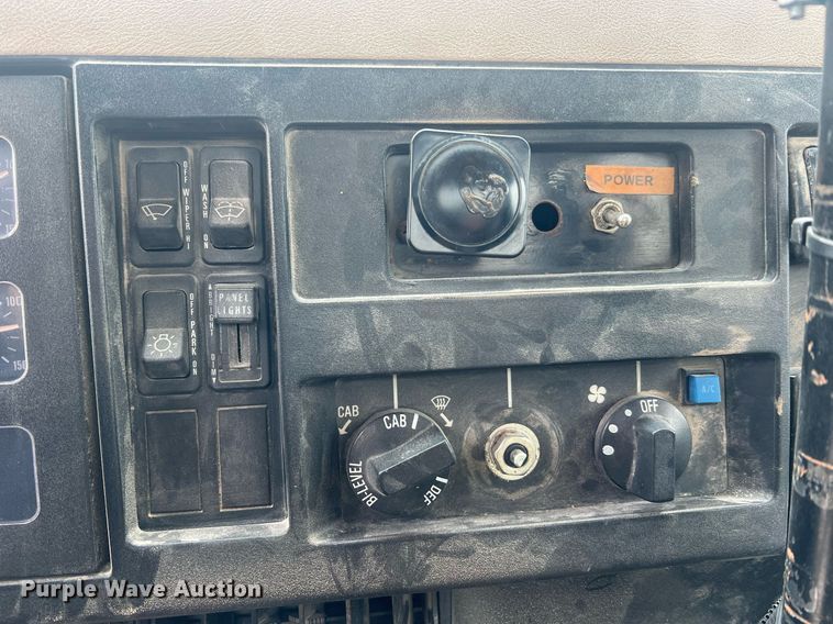 image for item II9177 1990 International 2554  applicator truck