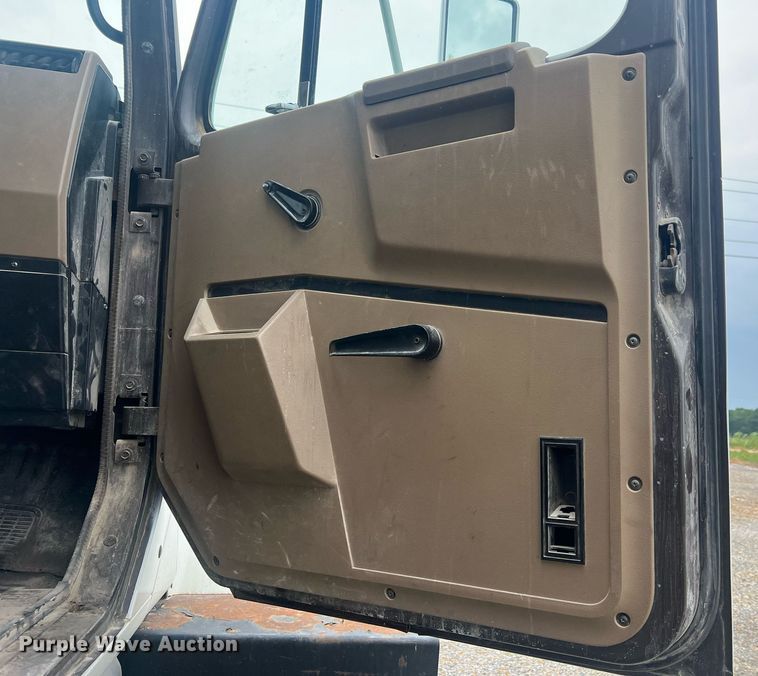 image for item II9177 1990 International 2554  applicator truck