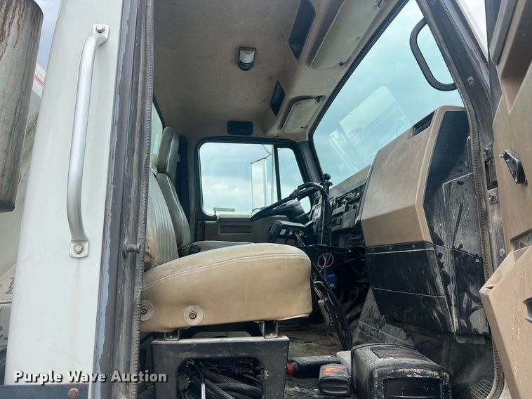 image for item II9177 1990 International 2554  applicator truck