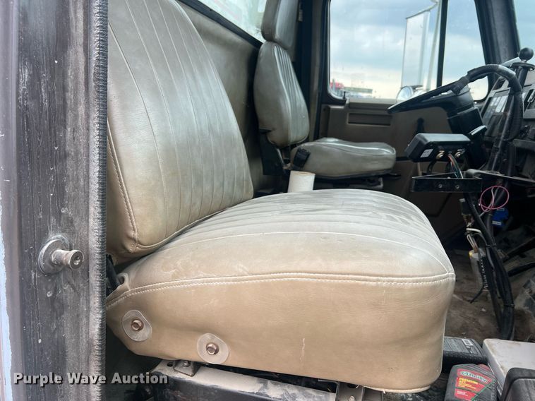 image for item II9177 1990 International 2554  applicator truck