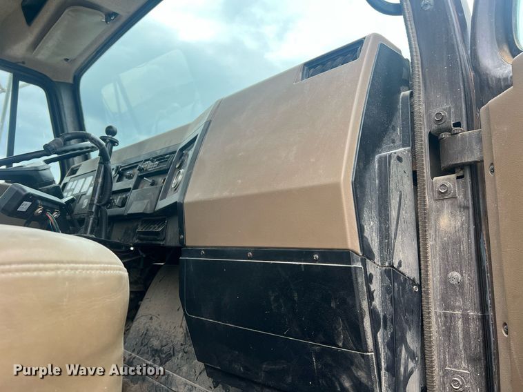 image for item II9177 1990 International 2554  applicator truck