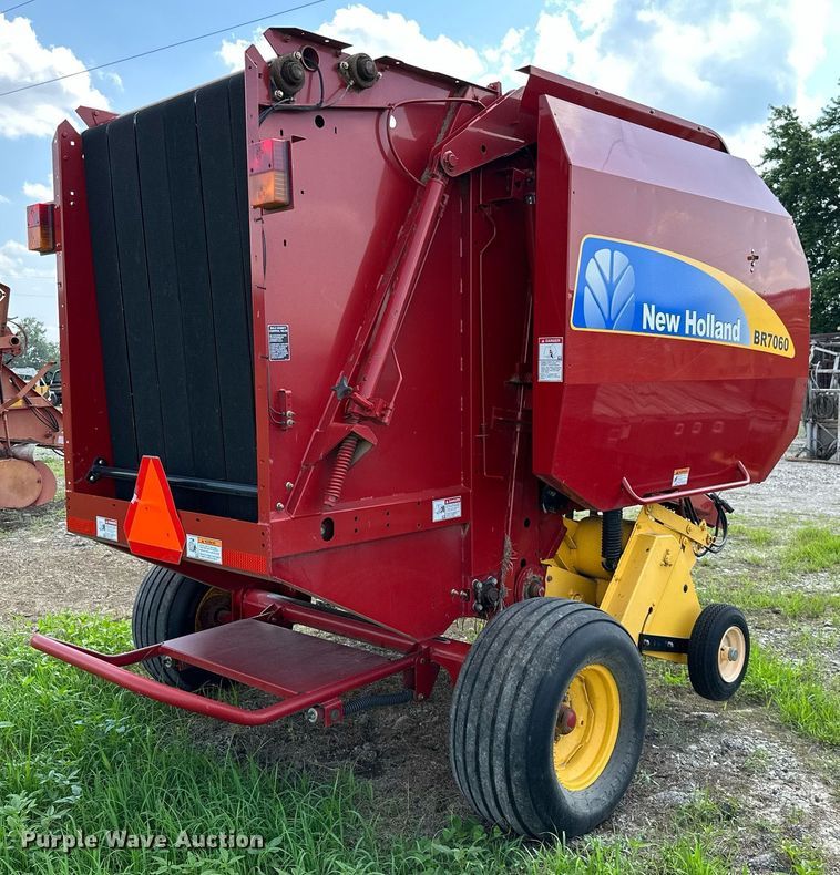 image for item MB9548 2009 New Holland BR7060  round baler