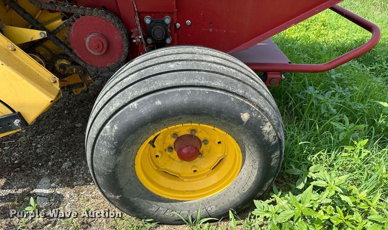 image for item MB9548 2009 New Holland BR7060  round baler