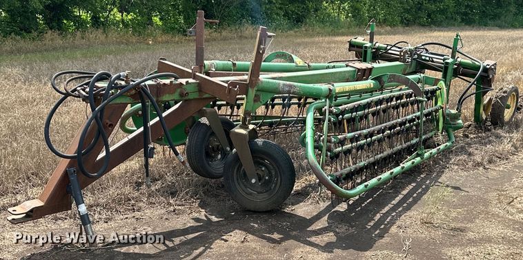 image for item MB9563 John Deere 700  hay rake