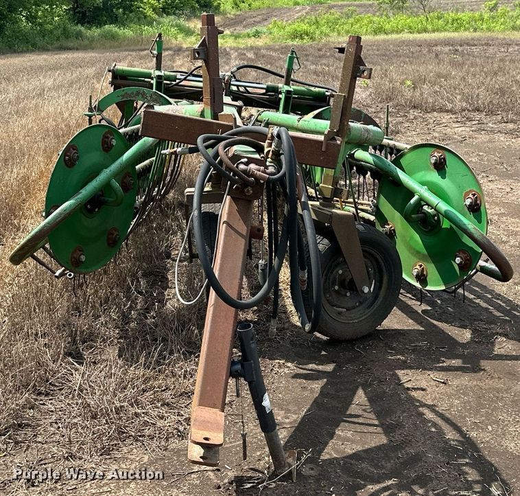 image for item MB9563 John Deere 700  hay rake
