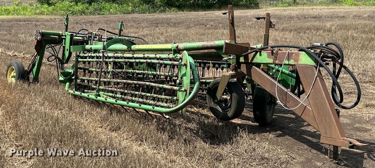 image for item MB9563 John Deere 700  hay rake