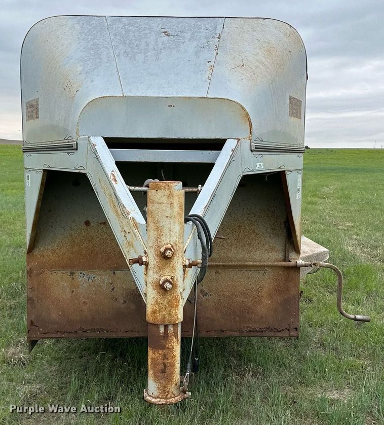 image for item NY9005 Reyes  livestock trailer