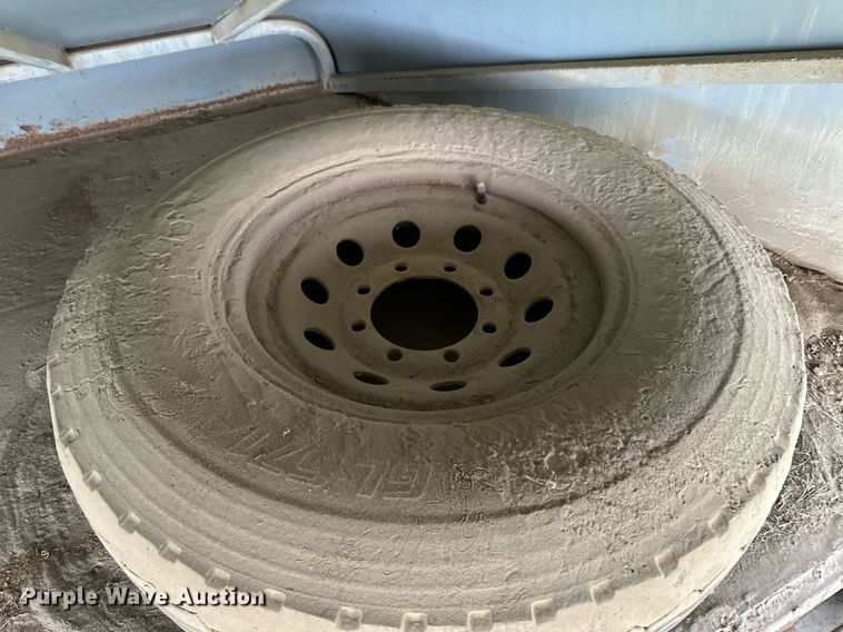 image for item NY9005 Reyes  livestock trailer