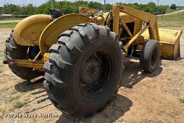 image for item OC9004 1962 Ford 4000  tractor