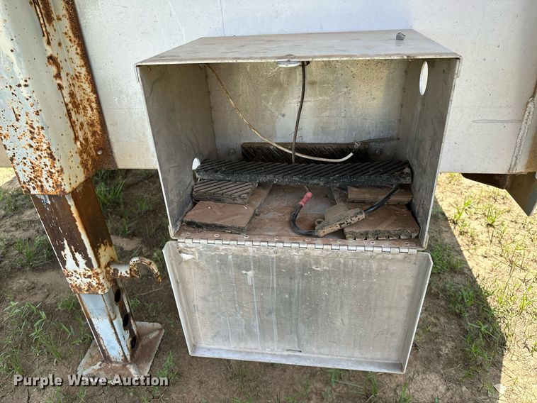 image for item OG9051 2000 C&C  horse trailer