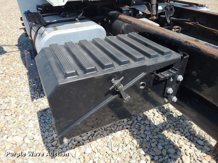 image for item DK1959 2015 International DuraStar 4300  truck cab and chassis