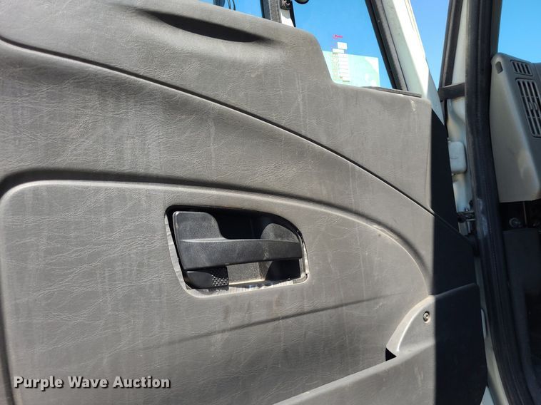 image for item DK1959 2015 International DuraStar 4300  truck cab and chassis