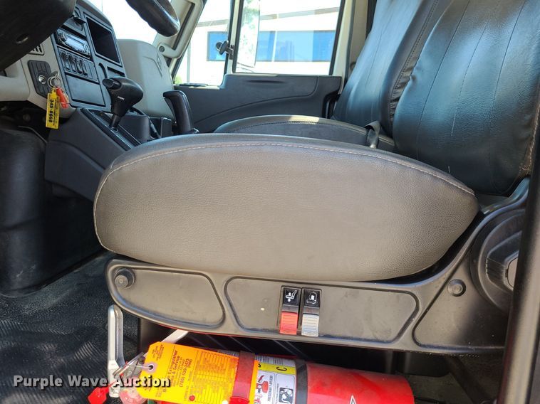 image for item DK1959 2015 International DuraStar 4300  truck cab and chassis