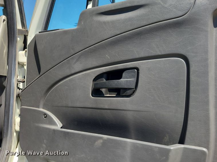 image for item DK1959 2015 International DuraStar 4300  truck cab and chassis