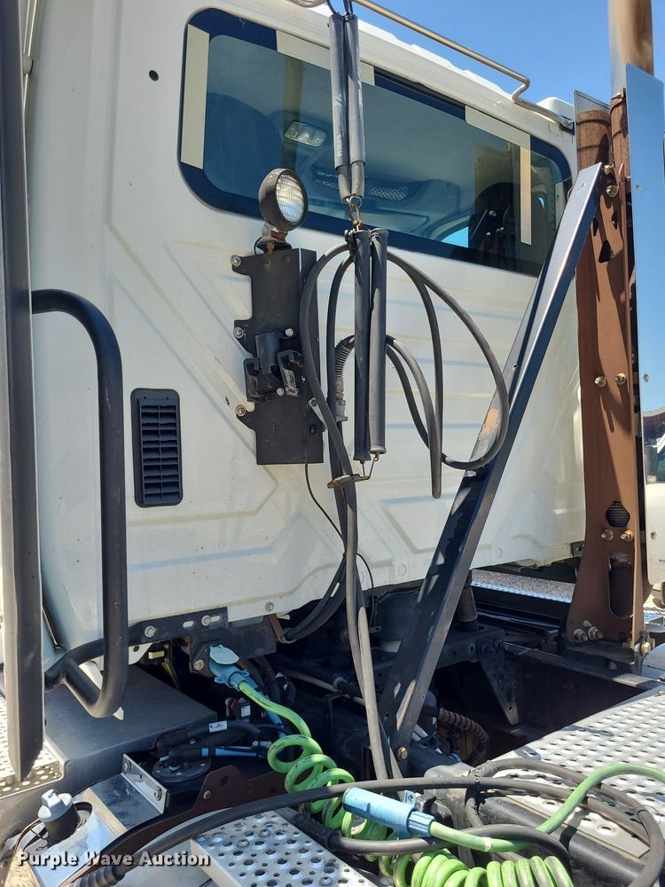 image for item DK1961 2018 International LT625  semi truck