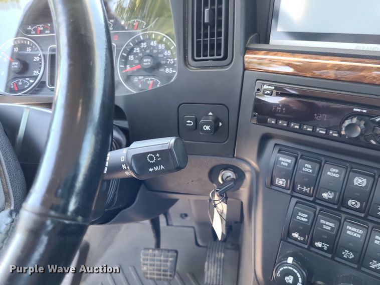 image for item DK1961 2018 International LT625  semi truck