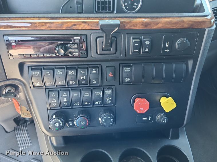 image for item DK1963 2018 International LT625  semi truck