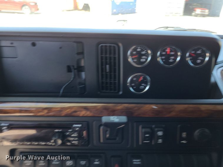 image for item DK1963 2018 International LT625  semi truck