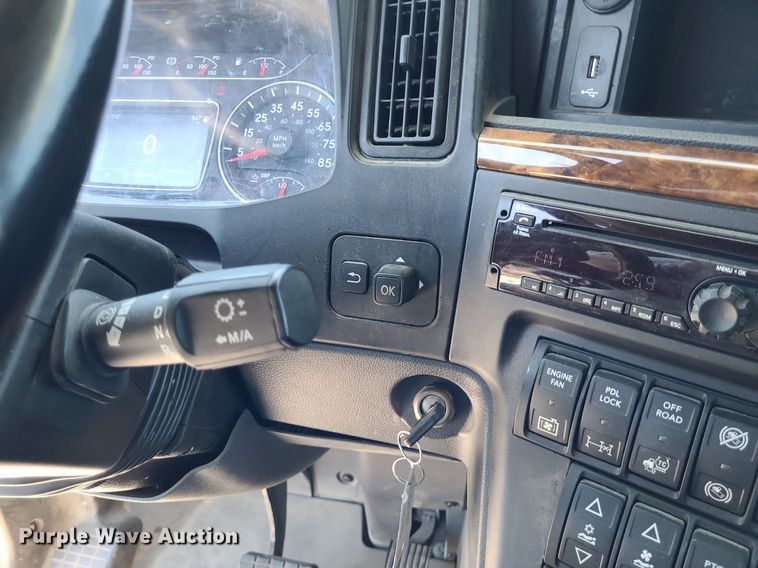 image for item DK1964 2019 International LT625  semi truck