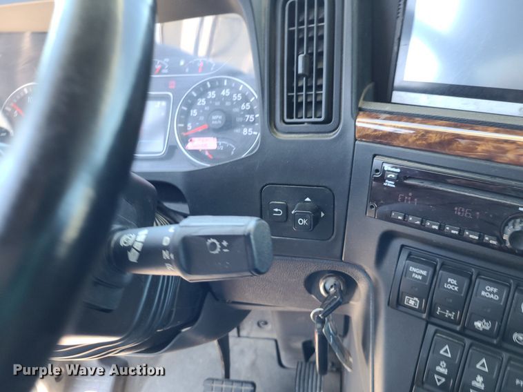 image for item DK1965 2018 International LT625  semi truck