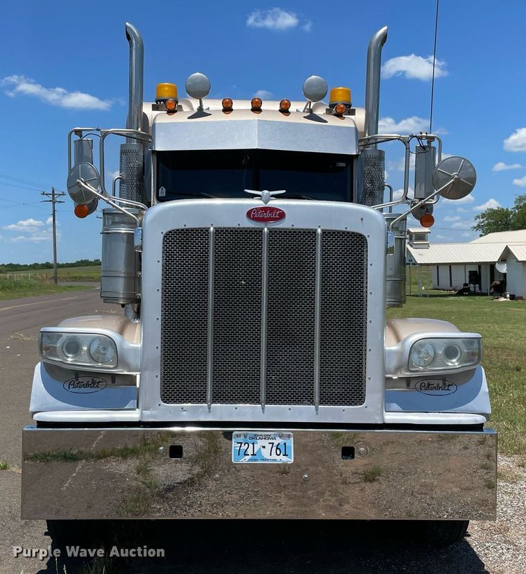 image for item DM0282 2012 Peterbilt 388  semi truck