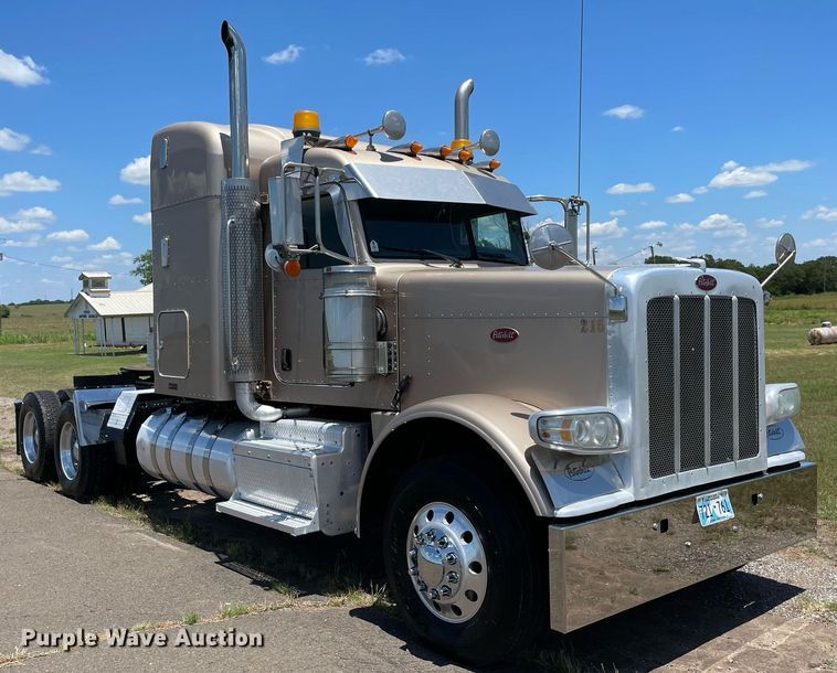 image for item DM0282 2012 Peterbilt 388  semi truck