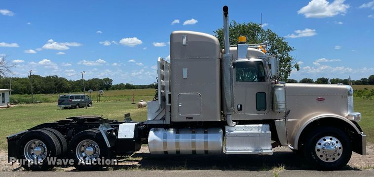 image for item DM0282 2012 Peterbilt 388  semi truck