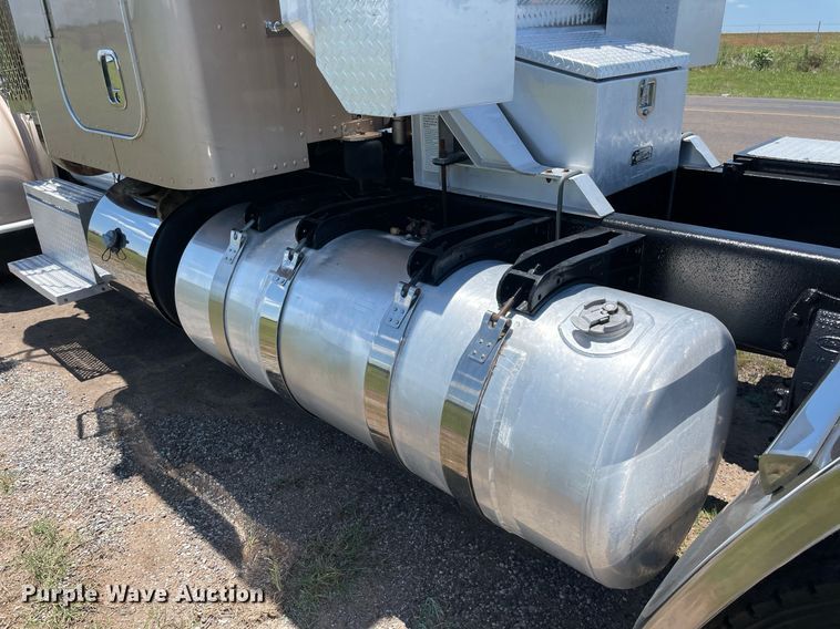 image for item DM0282 2012 Peterbilt 388  semi truck