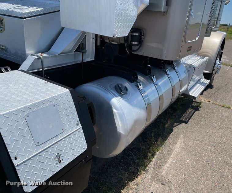 image for item DM0282 2012 Peterbilt 388  semi truck