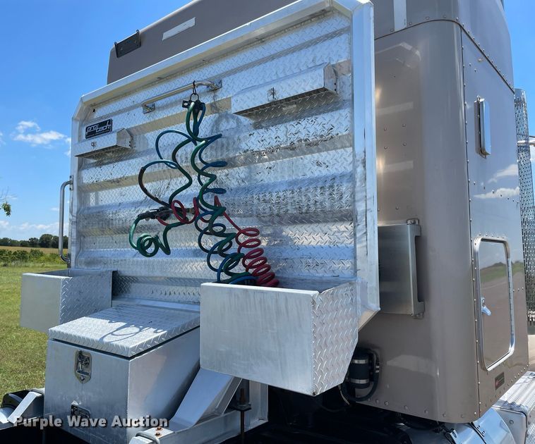 image for item DM0282 2012 Peterbilt 388  semi truck