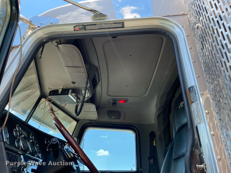 image for item DM0282 2012 Peterbilt 388  semi truck