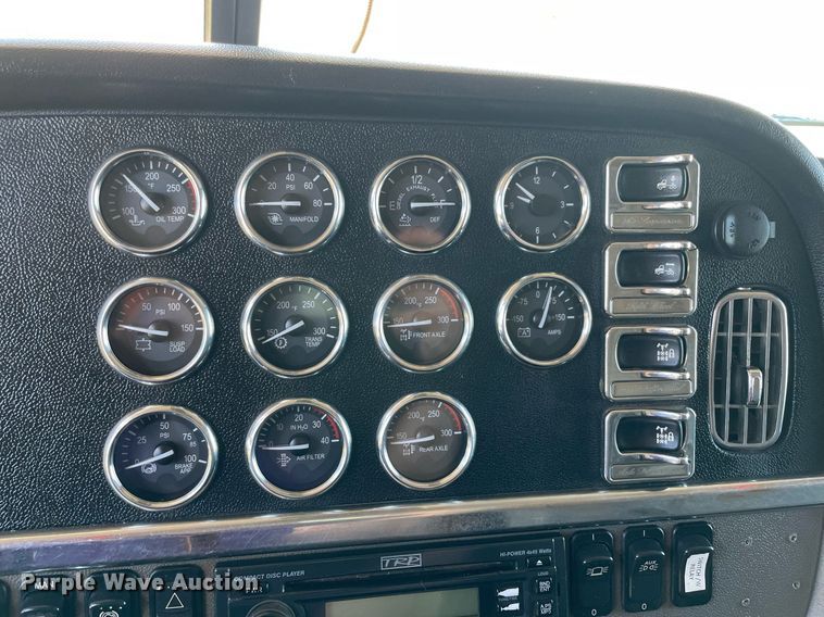 image for item DM0282 2012 Peterbilt 388  semi truck