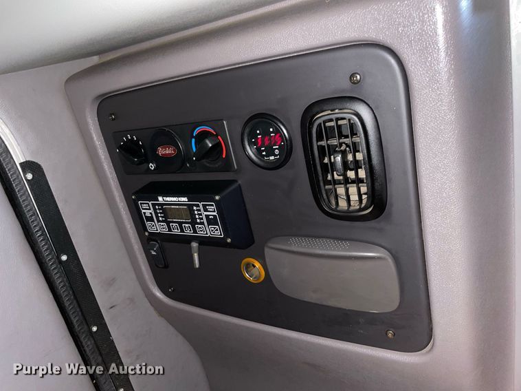 image for item DM0282 2012 Peterbilt 388  semi truck