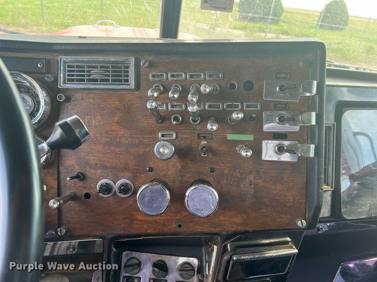 image for item DN3012 1999 Peterbilt 379  semi truck