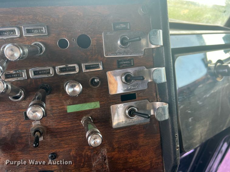 image for item DN3012 1999 Peterbilt 379  semi truck