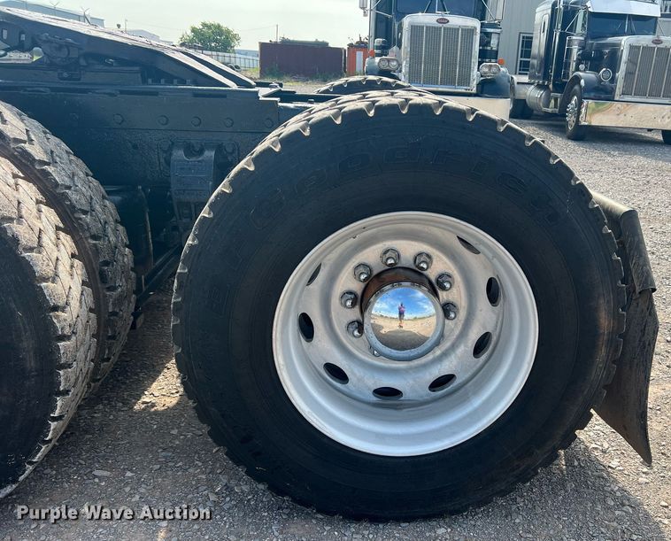 image for item DN3012 1999 Peterbilt 379  semi truck