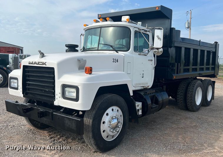 image for item DN3013 2001 Mack RD690S  dump truck