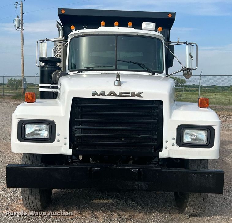 image for item DN3013 2001 Mack RD690S  dump truck