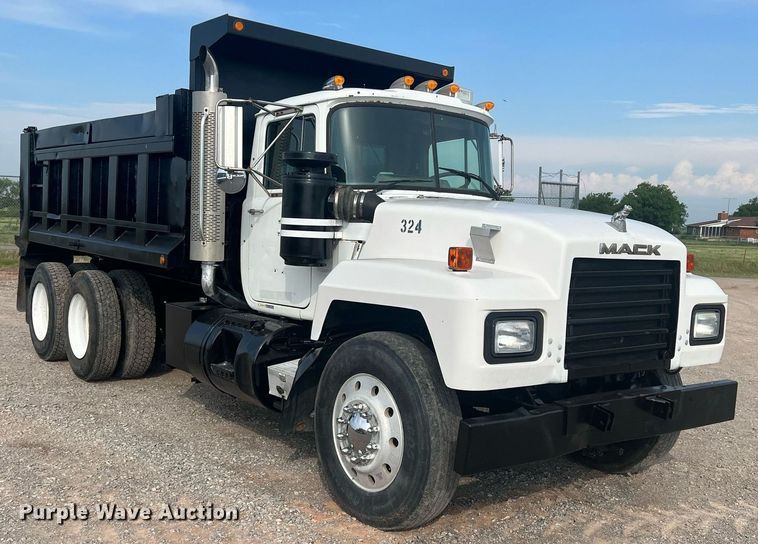 image for item DN3013 2001 Mack RD690S  dump truck